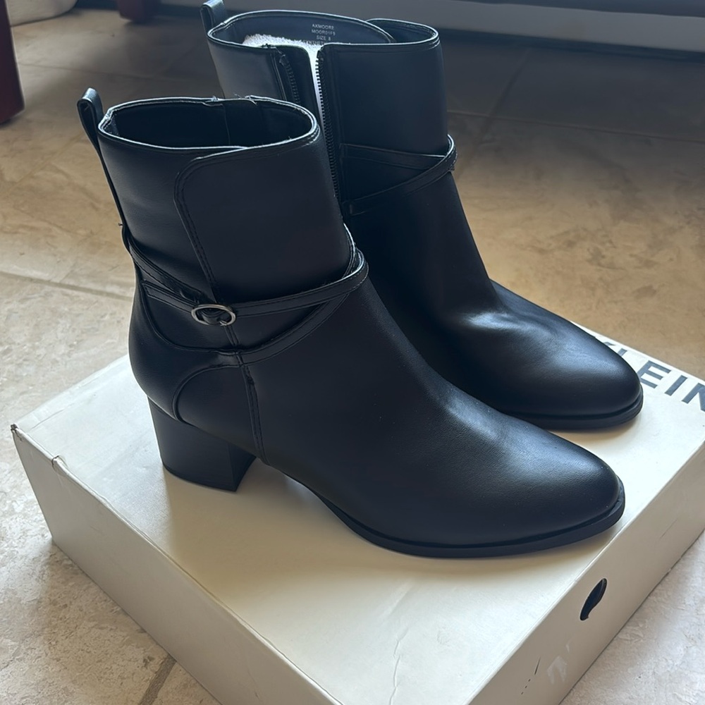 Anne Klein Women’s Moore Black Block Heel Zipper Almond Toe Ankle Boots NWT 8